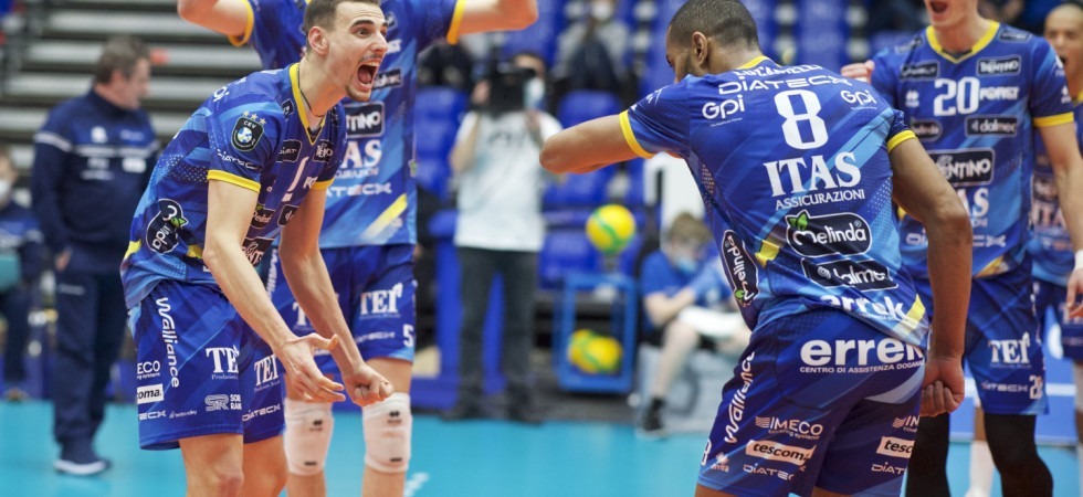 L'esultanza dei giocatori della Trentino Itas dopo il successo contro il Karlovarsko (foto cev.eu)
